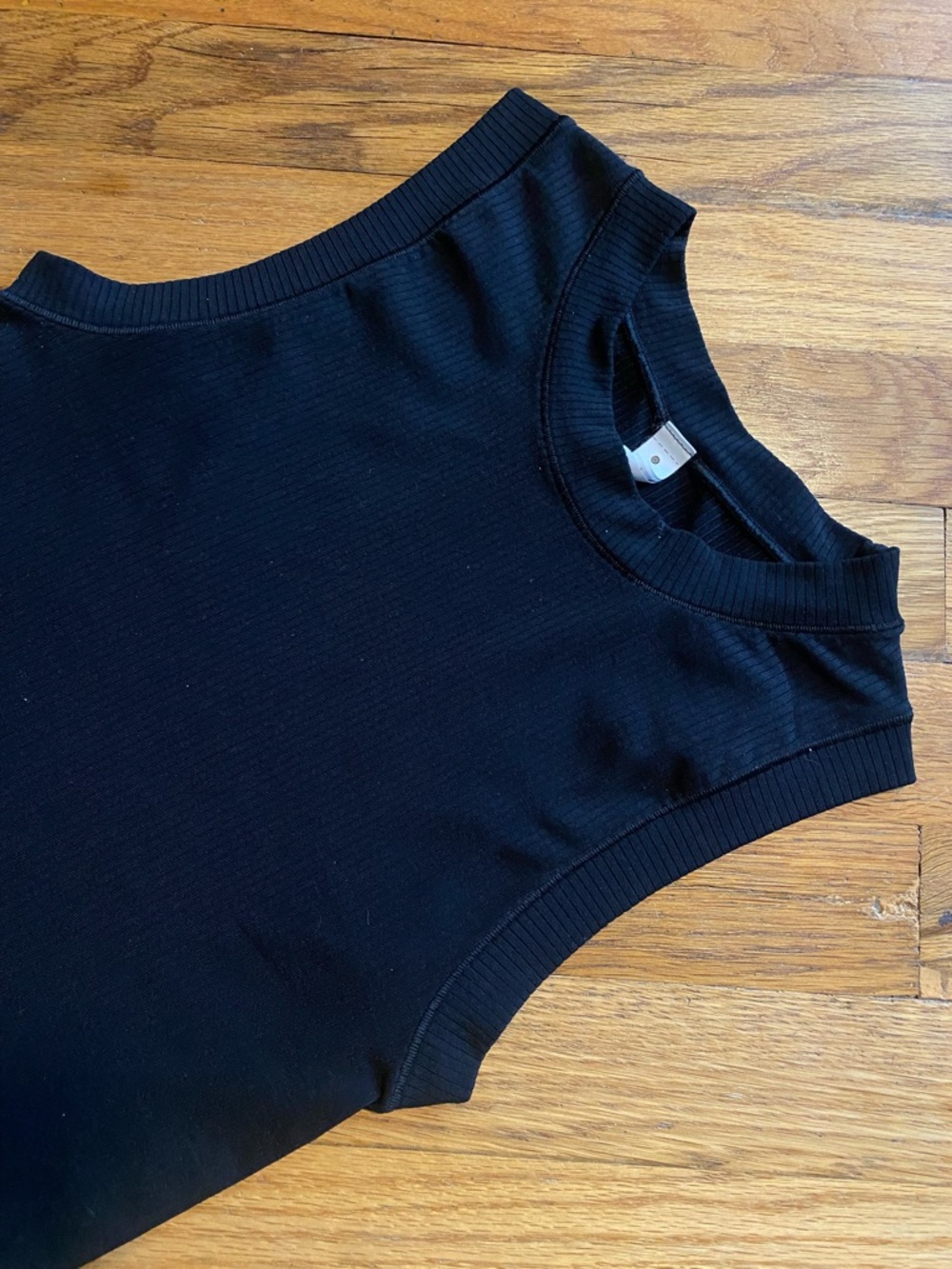 Athleta Black Ribbed Sleeveless Cropped Tank. Spring, summer workout. Minimalist - Picture 2 of 4